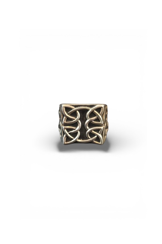 Anillo ancho plateado con diseño de nudo celta en relieve. Disponible en Samarkanda
