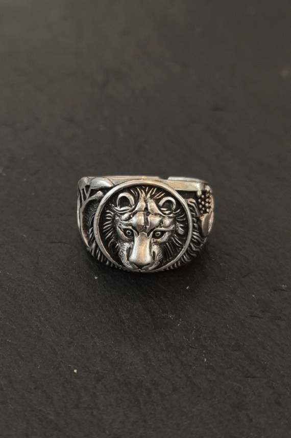 Anillo tribal con cabeza de león en relieve, diseño detallado y estilo artesanal, joyería con carácter de la tienda Samarkanda.