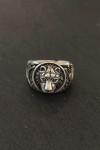 Anillo tribal con cabeza de león en relieve, diseño detallado y estilo artesanal, joyería con carácter de la tienda Samarkanda.
