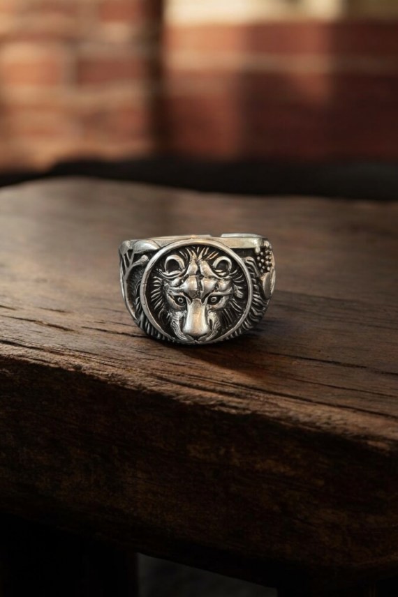 Anillo tribal con cabeza de león en relieve, diseño detallado y estilo artesanal, joyería con carácter de la tienda Samarkanda.