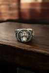 Anillo tribal con cabeza de león en relieve, diseño detallado y estilo artesanal, joyería con carácter de la tienda Samarkanda.