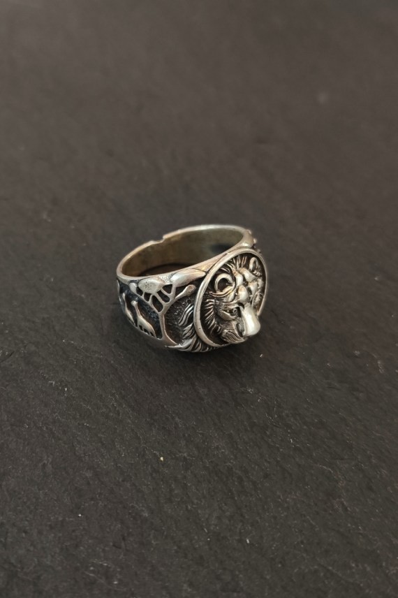 Anillo tribal con cabeza de león en relieve, diseño detallado y estilo artesanal, joyería con carácter de la tienda Samarkanda.