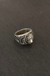 Anillo tribal con cabeza de león en relieve, diseño detallado y estilo artesanal, joyería con carácter de la tienda Samarkanda.