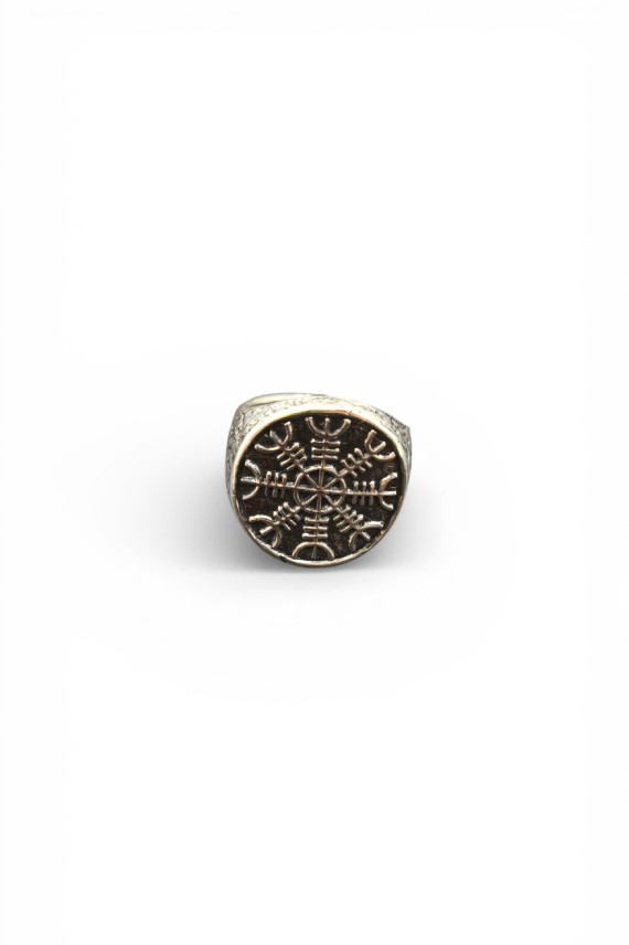 Anillo de plata de ley unisex con símbolo Vegvísir en relieve y acabado envejecido, joya artesanal Samarkanda.