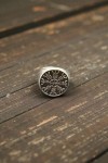 Anillo vikingo con símbolo Vegvísir grabado, diseño nórdico de inspiración ancestral, joyería con significado de Samarkanda.