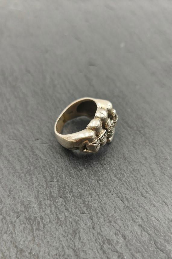 Anillo con diseño de puño cerrado en relieve, joyería urbana y rebelde con carácter, pieza exclusiva de Samarkanda.