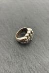 Anillo con diseño de puño cerrado en relieve, joyería urbana y rebelde con carácter, pieza exclusiva de Samarkanda.