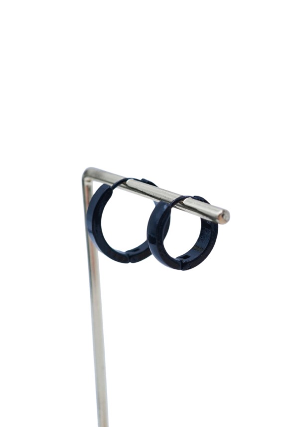 Aro de acero inoxidable 316L negro con diseño plano y cierre segmentado, joya minimalista Samarkanda.