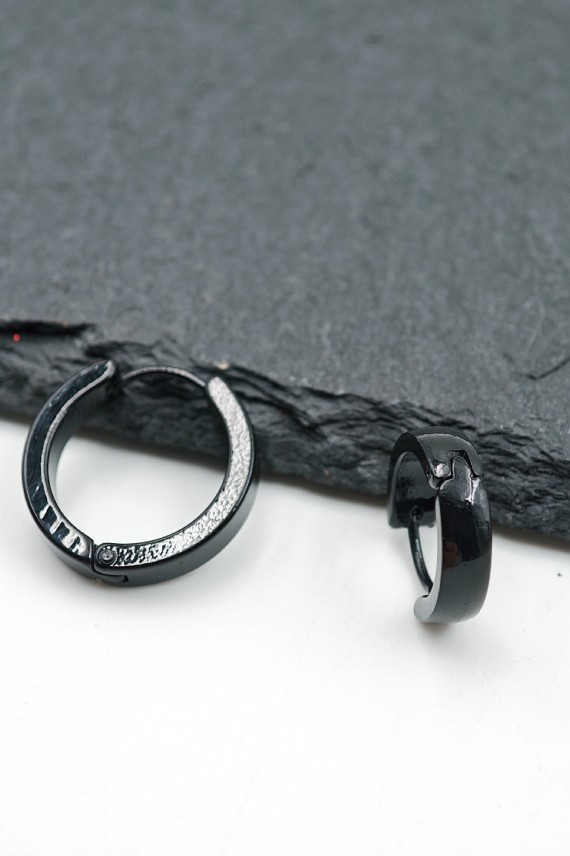 Aro de acero inoxidable 316L negro con diseño plano y cierre segmentado, joya minimalista Samarkanda.