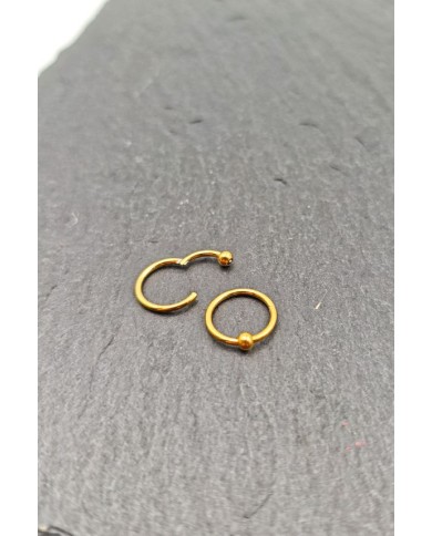 Pendiente de aro de acero inoxidable 316L con bola central y cierre segmentado, joya unisex minimalista.