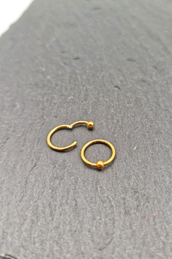 Pendiente de aro de acero inoxidable 316L con bola central y cierre segmentado, joya unisex minimalista.