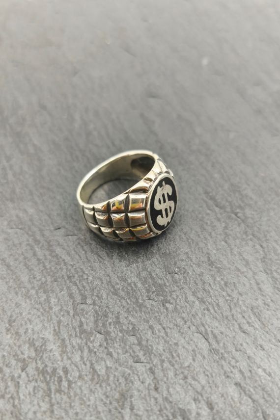 Anillo urbano con símbolo del dólar en relieve, diseño geométrico y estilo street, joyería con carácter