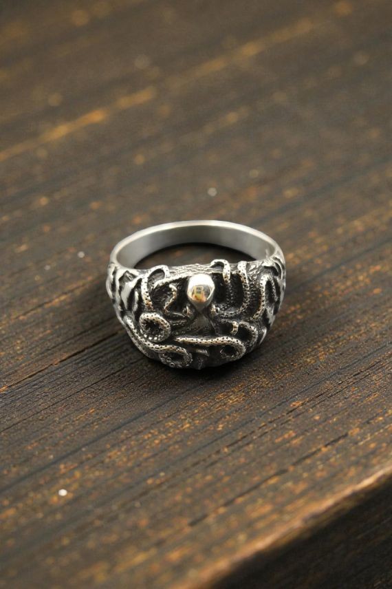 Anillo de plata de Ley con diseño de pulpo en relieve, joyería marina detallada y simbólica, pieza con carácter.