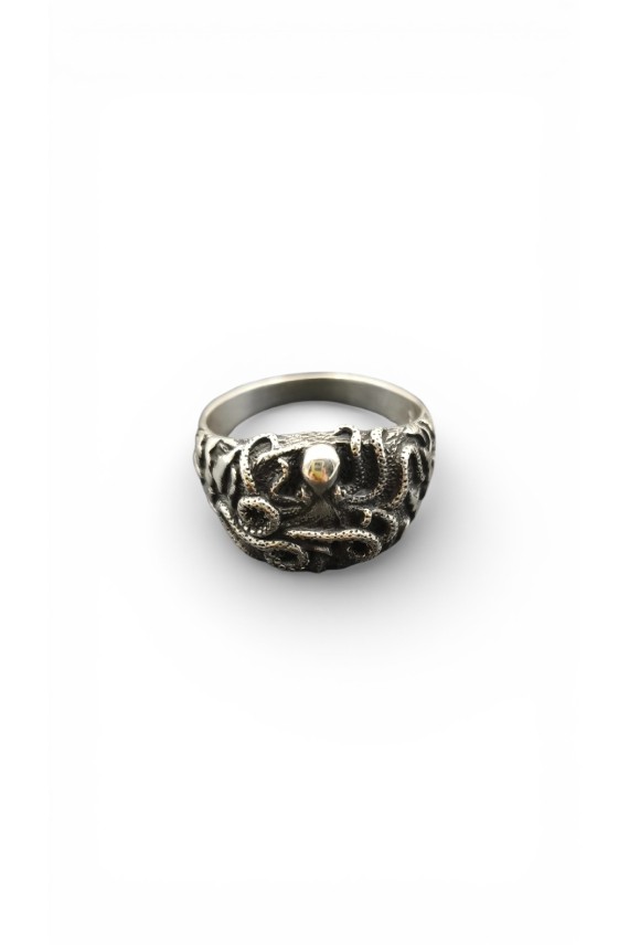 Anillo de plata de Ley con diseño de pulpo en relieve, joyería marina detallada y simbólica, pieza con carácter.