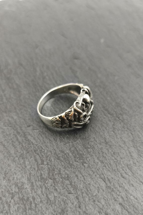 Anillo de plata de Ley con diseño de pulpo en relieve, joyería marina detallada y simbólica, pieza con carácter.