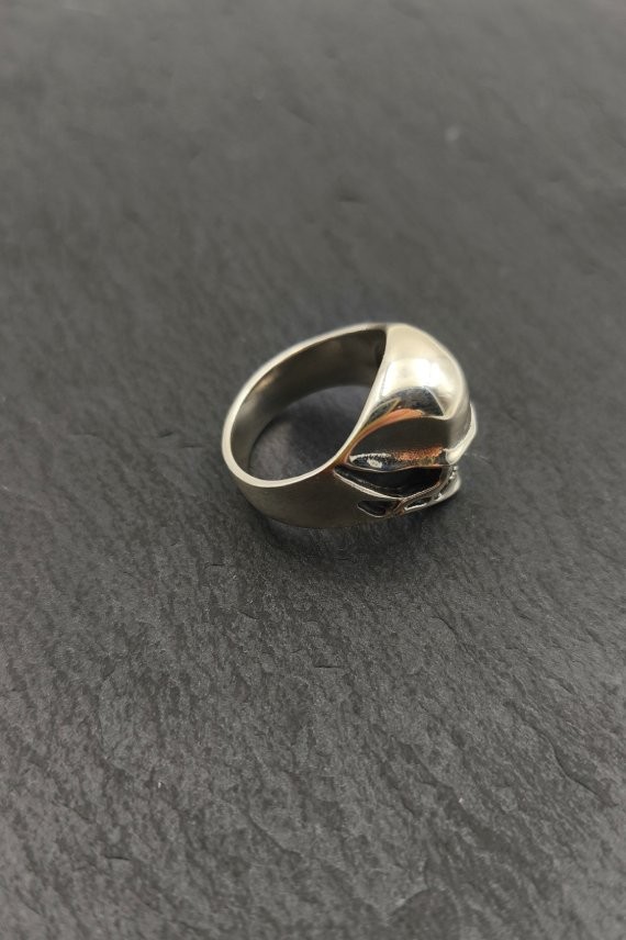 Anillo de plata de Ley con diseño de calavera en relieve, joyería oscura y alternativa con gran nivel de detalle