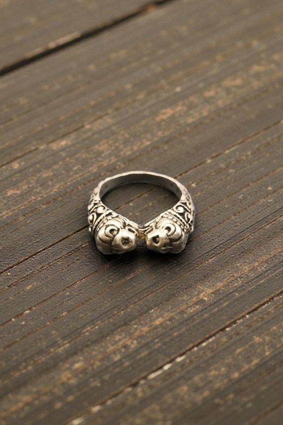 Anillo unisex de plata de Ley con dos cabezas de león enfrentadas y diseño artesanal