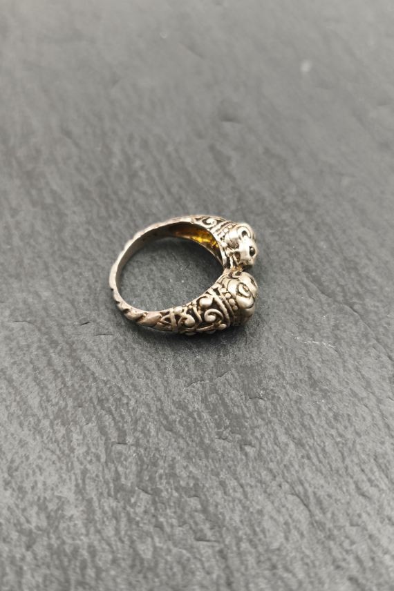 Anillo unisex de plata de Ley con dos cabezas de león enfrentadas y diseño artesanal