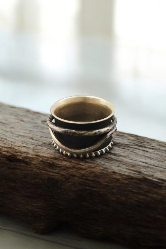 Anillo antiestrés giratorio de plata de Ley con diseño artesanal y acabado envejecido