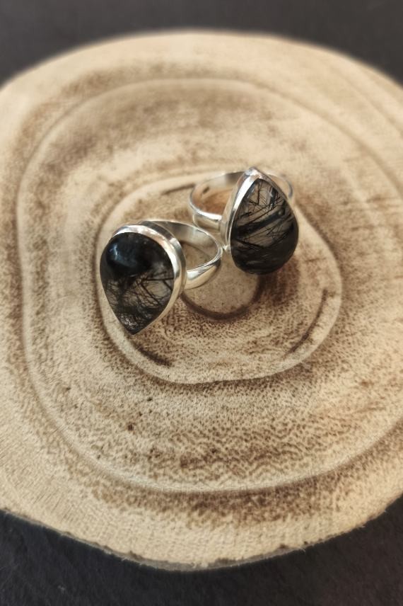 Anillo de plata de Ley con cuarzo negro rutilado natural y diseño artesanal