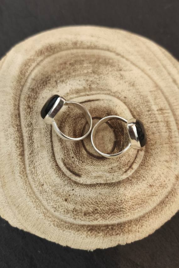 Anillo de plata de Ley con cuarzo negro rutilado natural y diseño artesanal