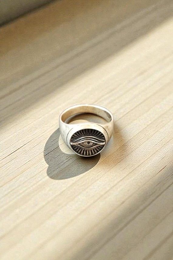 Anillo unisex de Plata de Ley con símbolo del ojo protector y acabado artesanal envejecido
