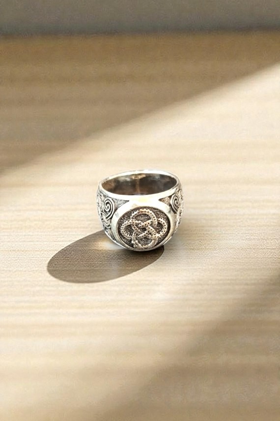 Anillo unisex de Plata de Ley con nudo celta central y grabados laterales artesanales