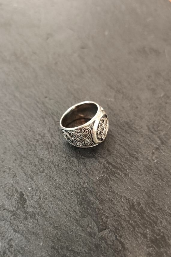 Anillo unisex de Plata de Ley con nudo celta central y grabados laterales artesanales