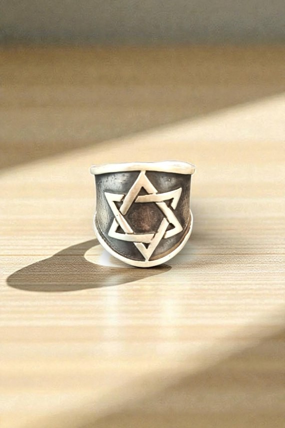 Anillo unisex de Plata de Ley con Estrella de David y acabado artesanal envejecido