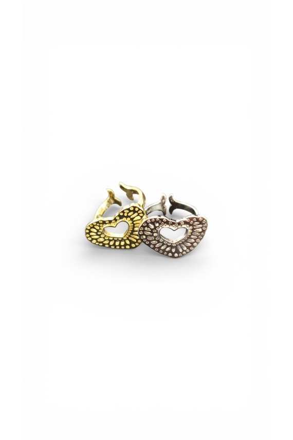 Anillo abierto de plata de ley 925 con corazón calado y corazón interior, joya artesanal disponible en plateado y dorado.