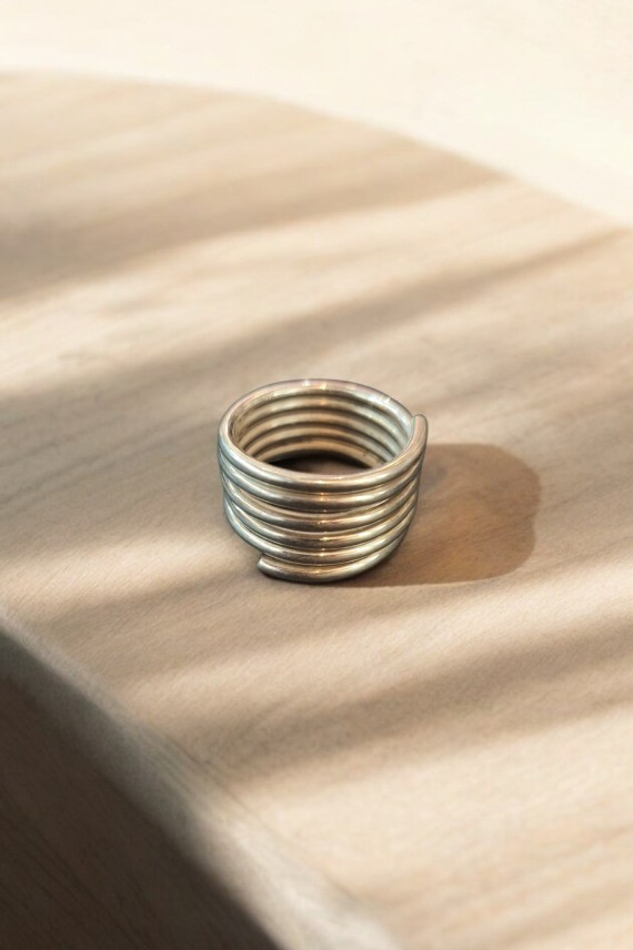Anillo unisex de plata de Ley con diseño en espiral abierta, joyería minimalista y atemporal, pieza cómoda y versátil