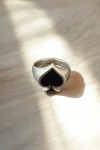 Anillo unisex de plata de Ley con diseño de As de picas en relieve, joyería simbólica y elegante, pieza versátil de Samarkanda.