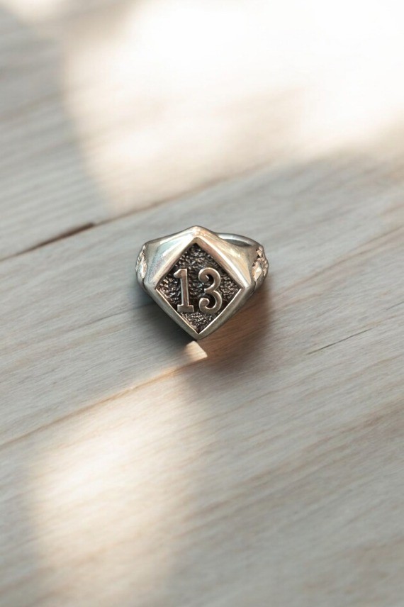 Anillo unisex de plata de Ley con número 13 en relieve, joyería simbólica y geométrica con carácter