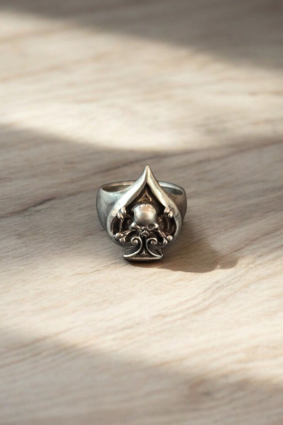 Anillo unisex de plata de ley 925 con diseño simbólico en relieve y acabado artesanal