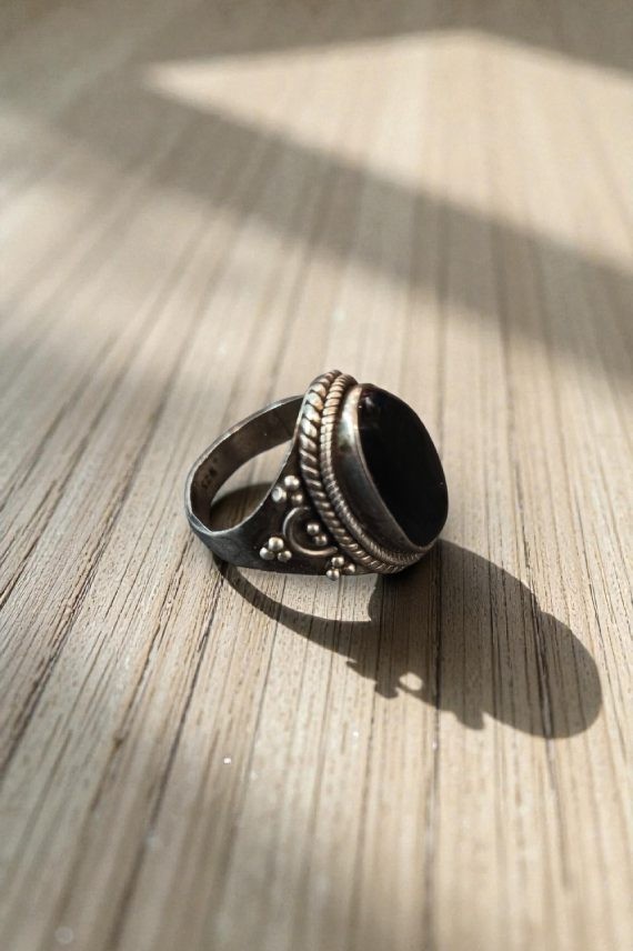 Anillo unisex de plata de ley 925 con piedra semipreciosa obsidiana y diseño artesanal