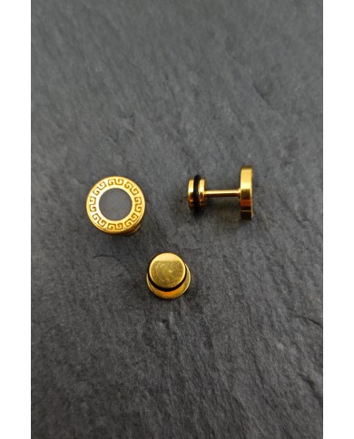 Pendiente de falsa dilatación de acero dorado con diseño tallado geométrico y cierre de tuerca, joya tendencia Samarkanda.