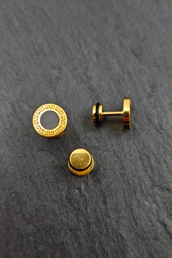 Pendiente de falsa dilatación de acero dorado con diseño tallado geométrico y cierre de tuerca, joya tendencia Samarkanda.