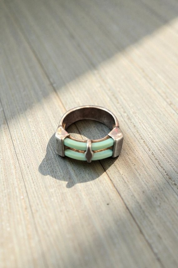 Anillo unisex de plata de Ley con detalle frontal de cuero verde, diseño geométrico contemporáneo y acabado artesanal.
