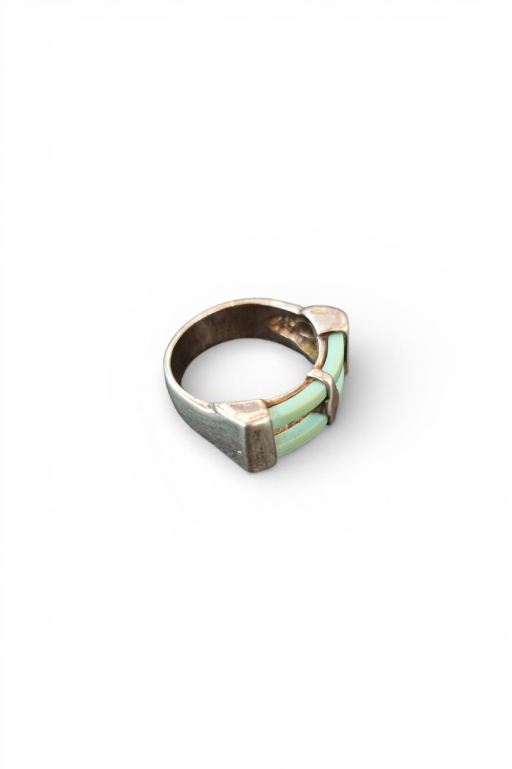 Anillo unisex de plata de Ley con detalle frontal de cuero verde, diseño geométrico contemporáneo y acabado artesanal.