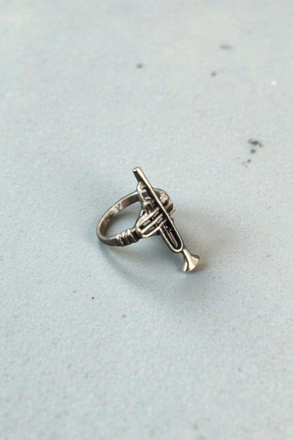 Anillo unisex de plata de Ley con diseño detallado de trompeta, joya artesanal inspirada en la música, original y con carácter.