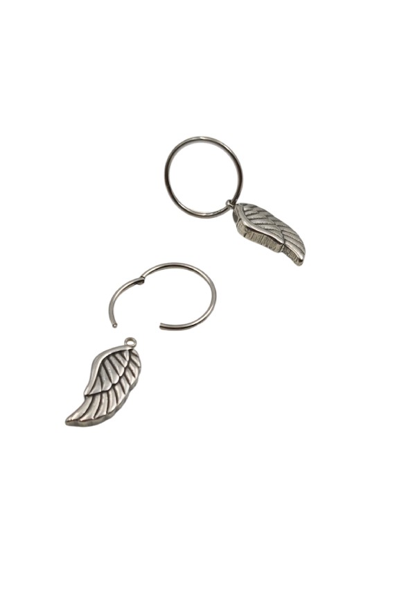 Pendiente de aro segmentado de acero inoxidable con colgante de ala de ángel movible.