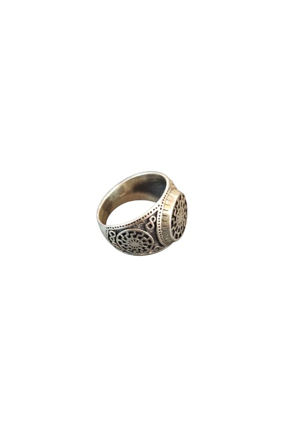 Anillo unisex de plata de ley con grabado frontal de símbolo geométrico solar y detalles ornamentales de estilo étnico y tribal.