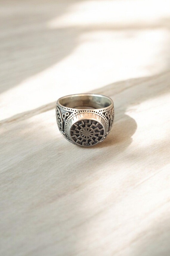 Anillo unisex de plata de ley con grabado frontal de símbolo geométrico solar y detalles ornamentales de estilo étnico y tribal.