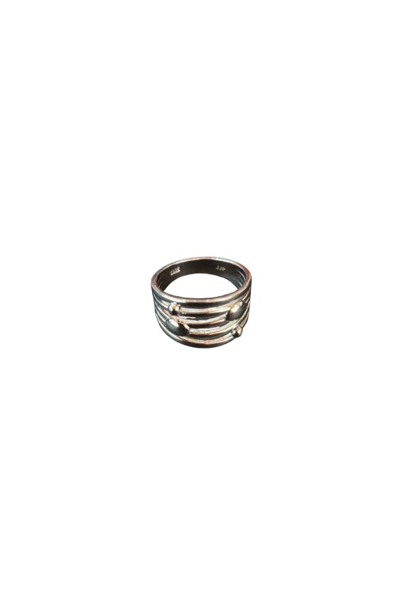 Anillo unisex de plata de ley con diseño de líneas paralelas en relieve y pequeños detalles esféricos, estilo moderno.