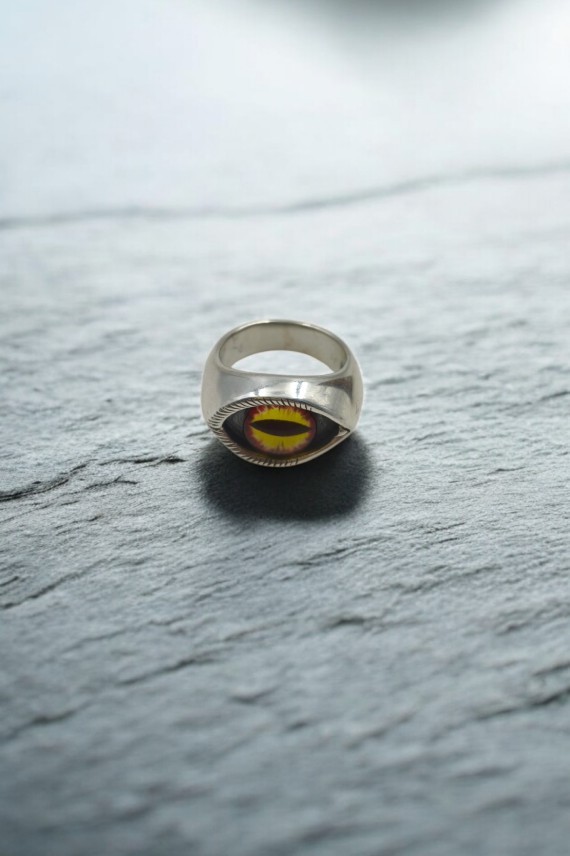 Anillo unisex de plata de ley con ojo decorativo central en color amarillo