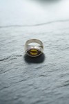 Anillo unisex de plata de ley con ojo decorativo central en color amarillo