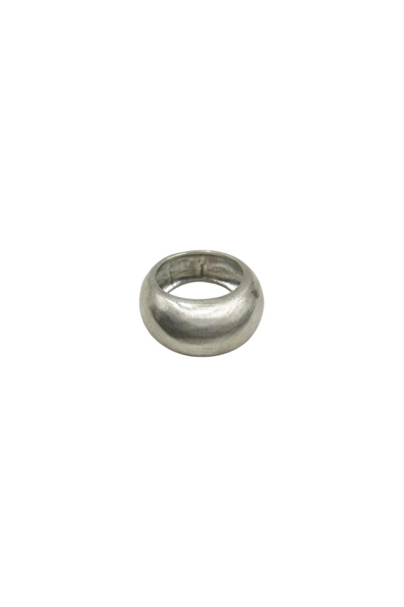 Anillo unisex de plata de ley con diseño liso, forma abombada y minimalista, elegante y muy acabado pulido brillante.