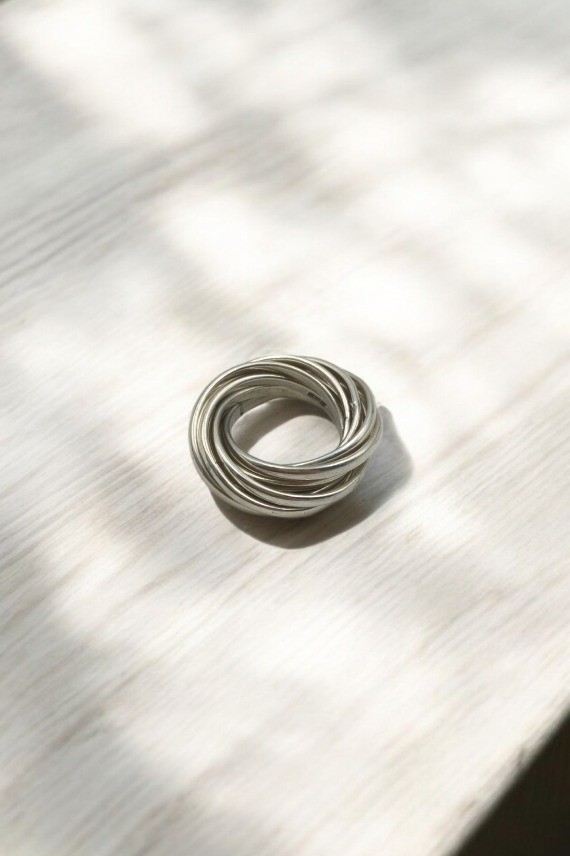 Anillo unisex de plata de ley formado por varios aros redondeados entrelazados entre sí.