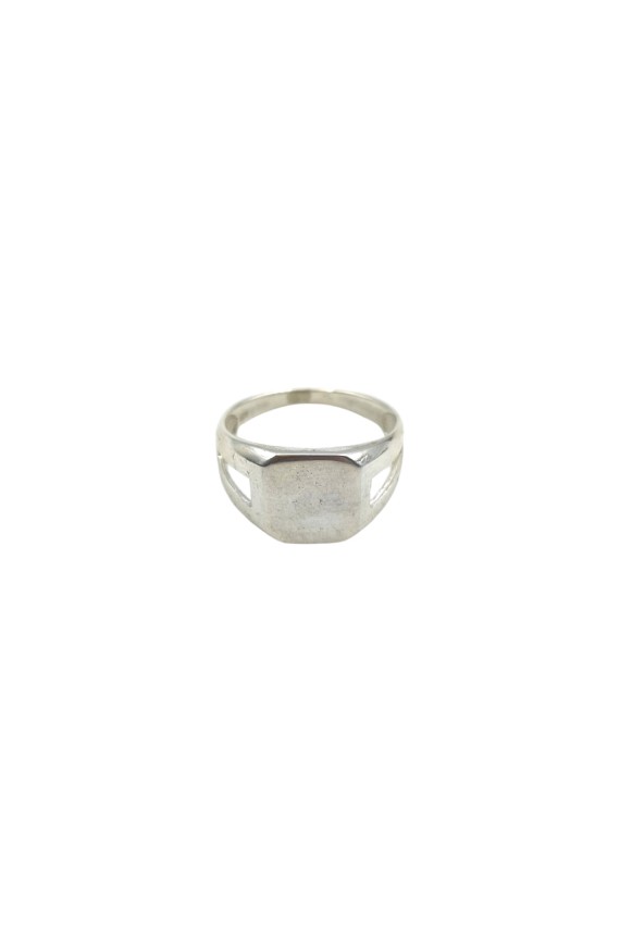 Anillo tipo sello de plata de ley con frontal liso y laterales calados, acabado pulido y diseño unisex elegante y atemporal.
