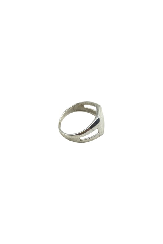Anillo tipo sello de plata de ley con frontal liso y laterales calados, acabado pulido y diseño unisex elegante y atemporal.
